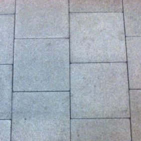 patroon van stoeptegels op straat